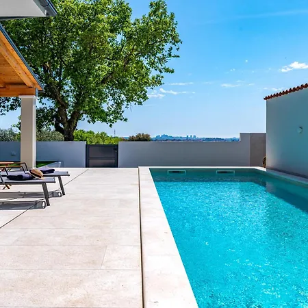 빌라 Vista - New Entry 2025